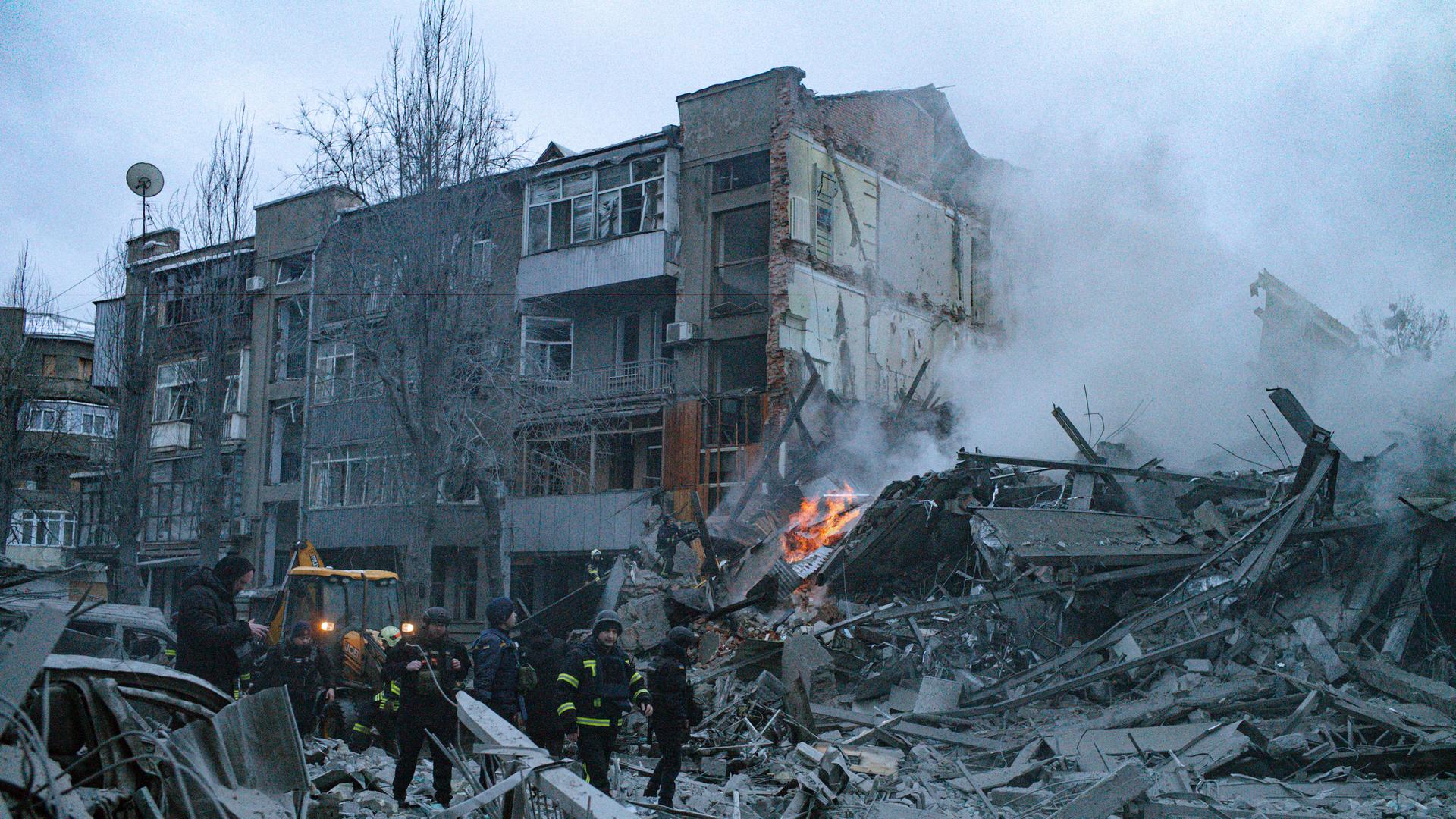 Zerstörung an einem Wohngebäude nach einem russischen Raketenangriff auf Charkiw. 