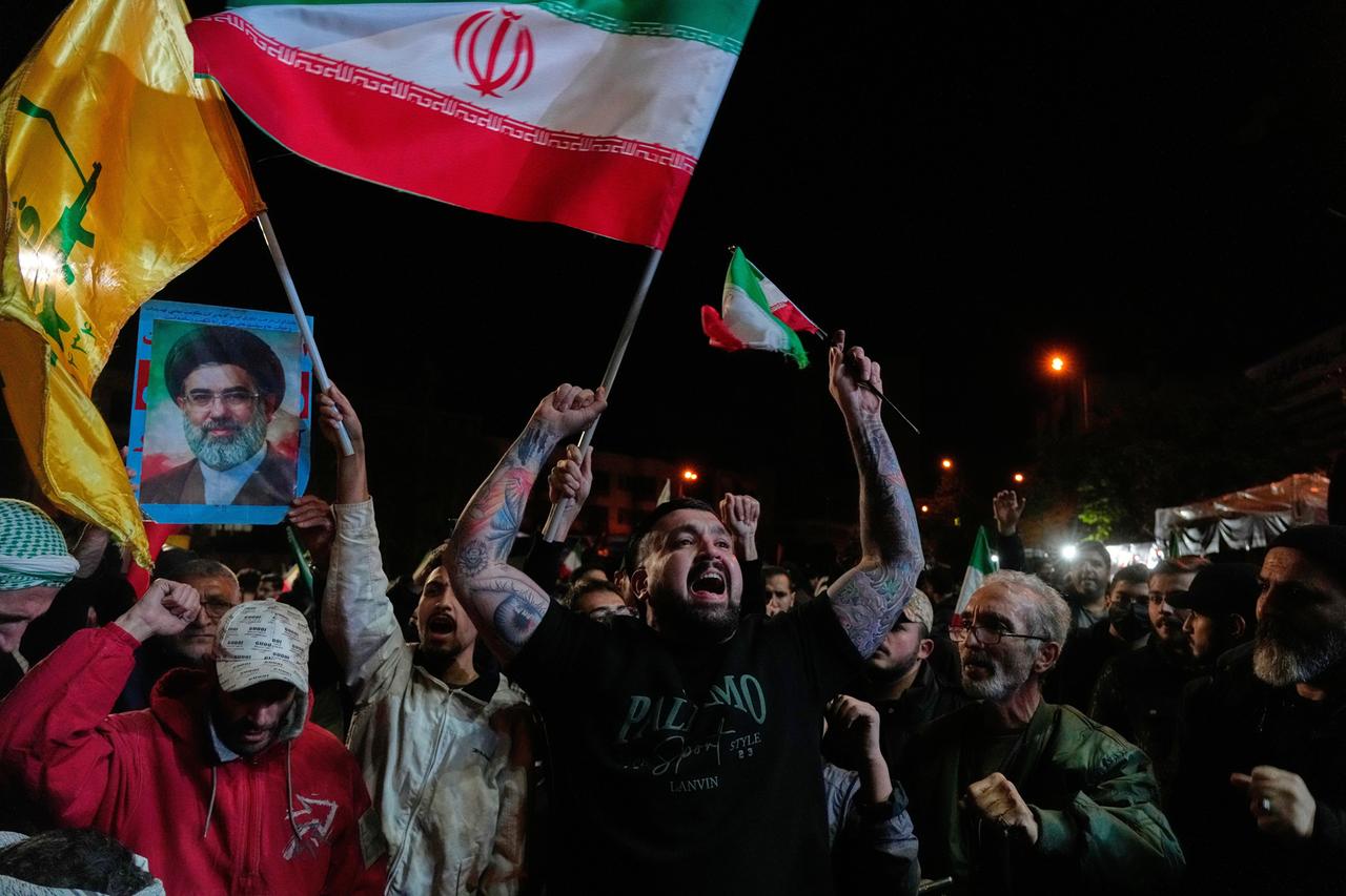 Iranische Pro-Regierungs-Demonstranten skandieren Slogans, während sie iranische Flaggen und ein Poster des Obersten Führers Chamenei halten. Sie versammeln sich nach der Ankündigung einer zweiwöchigen Waffenruhe im Krieg mit den USA und Israel. Iranische Pro-Regierungs-Demonstranten skandieren Slogans, während sie iranische Flaggen und ein Poster des Obersten Führers Chamenei halten. Sie versammeln sich nach der Ankündigung einer zweiwöchigen Waffenruhe im Krieg mit den USA und Israel.