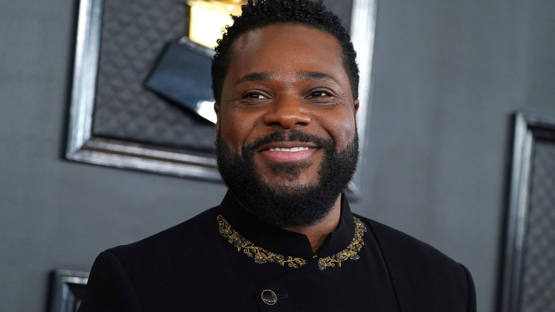 Der US-Schauspieler Malcolm-Jamal Warner schaut in die Kamera.