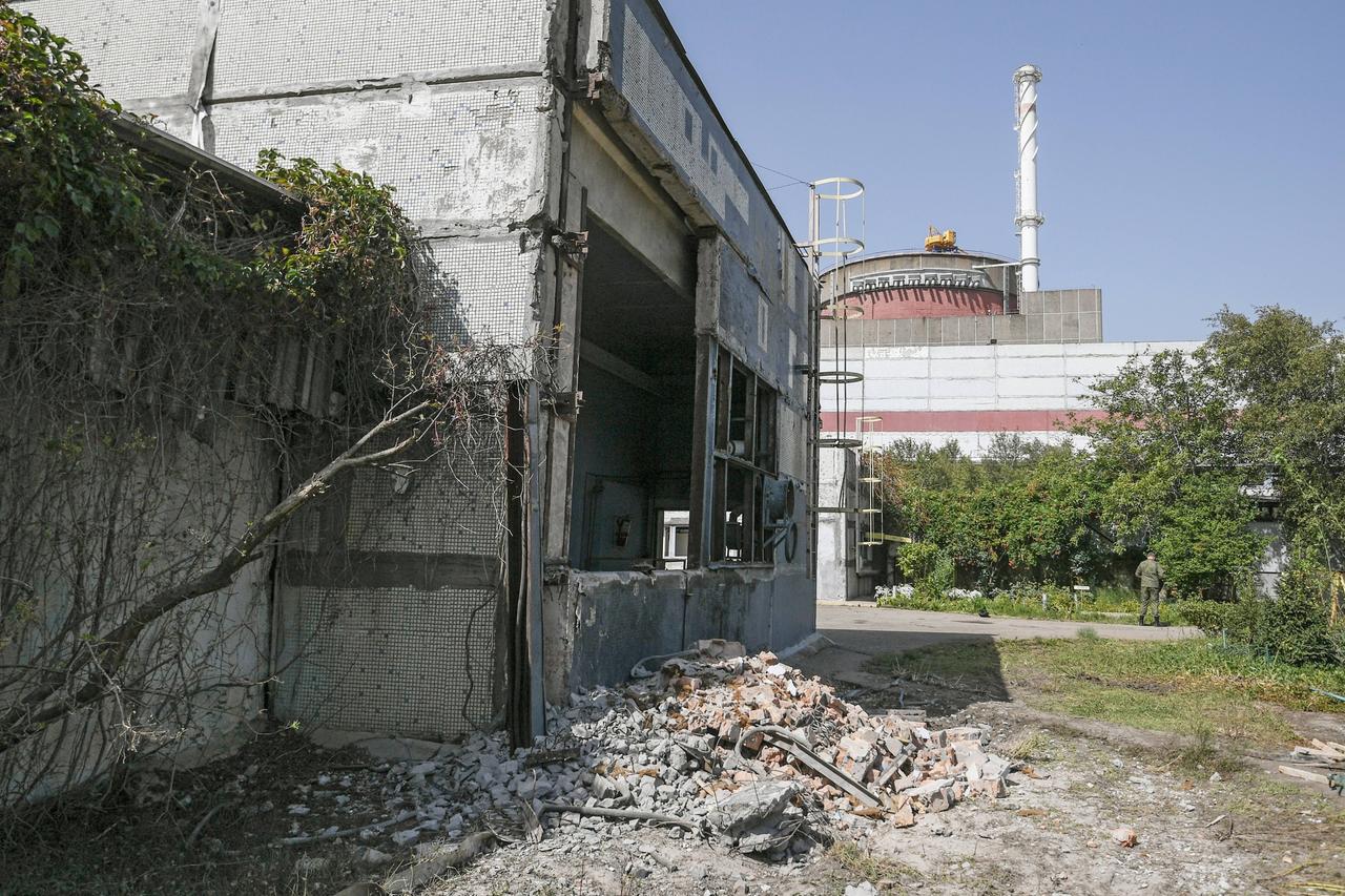 Das Foto einer russischen Nachrichtenagentur zeigt ein durch einen Angriff beschädigtes Gebäude auf dem Gelände des Atomkraftwerks Saporischschja in der Ukraine.
