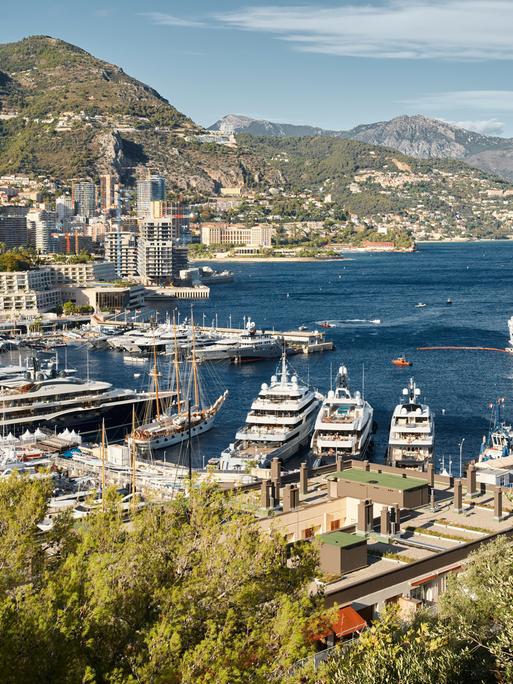 In Monaco, Monte Carlo, stehen Yachten von sehr wohlhabenden Menschen