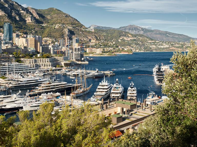 In Monaco, Monte Carlo, stehen Yachten von sehr wohlhabenden Menschen