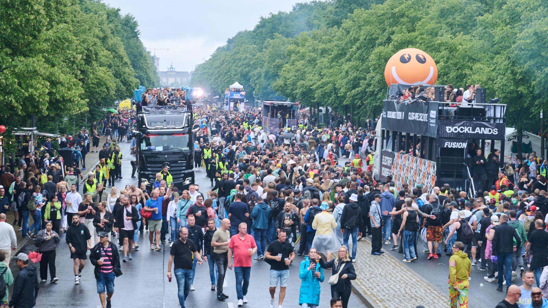 (Archiv 2025): Tausende Menschen tanzen trotz Regen zur Musik der Technoparade Rave The Planet, die sich im Juli 2025 über die Straße des 17. Juni bewegt.