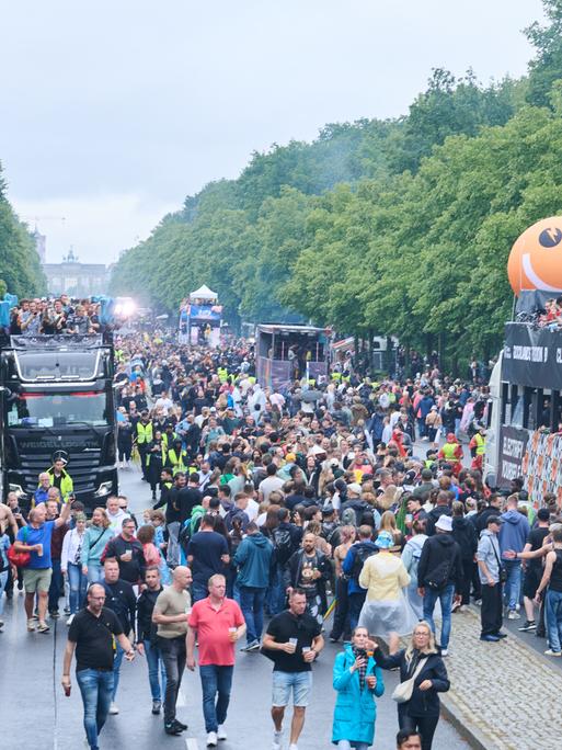 (Archiv 2025): Tausende Menschen tanzen trotz Regen zur Musik der Technoparade Rave The Planet, die sich im Juli 2025 über die Straße des 17. Juni bewegt.