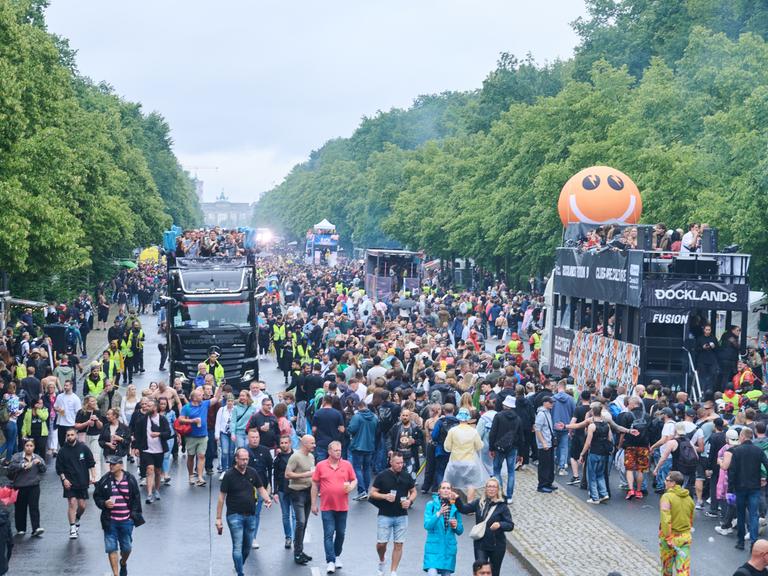 (Archiv 2025): Tausende Menschen tanzen trotz Regen zur Musik der Technoparade Rave The Planet, die sich im Juli 2025 über die Straße des 17. Juni bewegt.