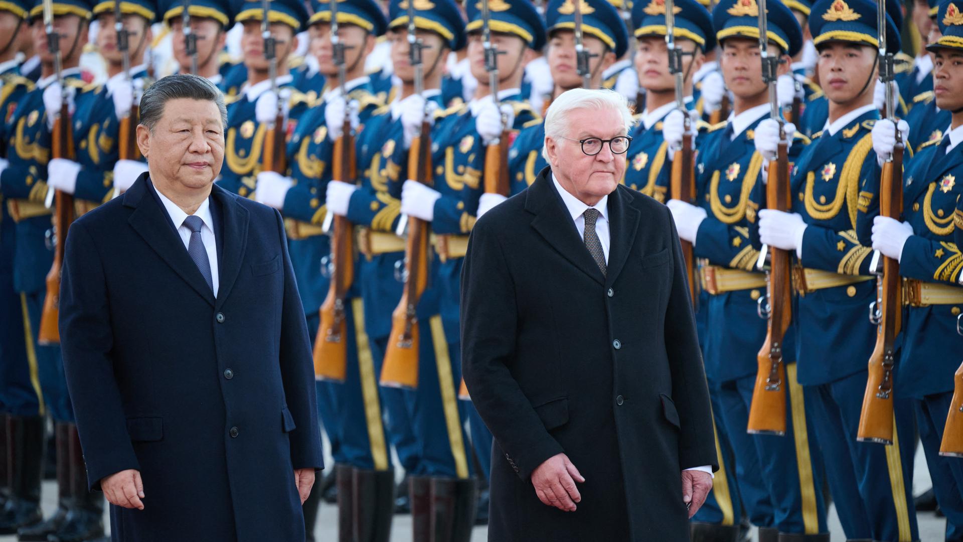 Bundespräsident Frank-Walter Steinmeier (r) geht mit Xi Jinping, Präsident von China, an Soldaten vorbei. Bundespräsident Frank-Walter Steinmeier (r) geht mit Xi Jinping, Präsident von China, an Soldaten vorbei.