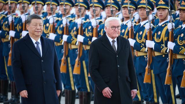 Bundespräsident Frank-Walter Steinmeier (r) geht mit Xi Jinping, Präsident von China, an Soldaten vorbei.