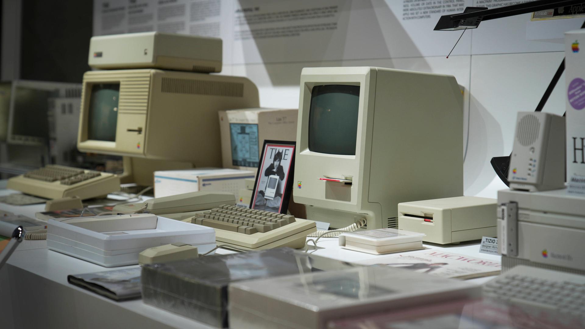 In einer Ausstellung stehen verschiedene historische Computer in einer Reihe. 