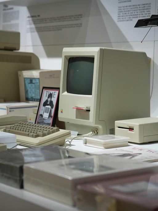 In einer Ausstellung stehen verschiedene historische Computer in einer Reihe. In einer Ausstellung stehen verschiedene historische Computer in einer Reihe.