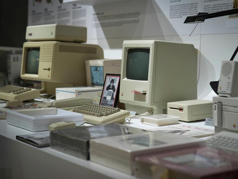 In einer Ausstellung stehen verschiedene historische Computer in einer Reihe. In einer Ausstellung stehen verschiedene historische Computer in einer Reihe.