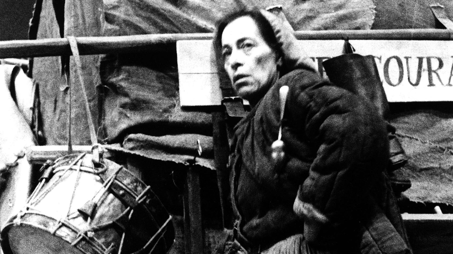 Die Schauspielerin Helene Weigel als "Mutter Courage" im Theaterstück "Mutter Courage und ihre Kinder" von Bertolt Brecht