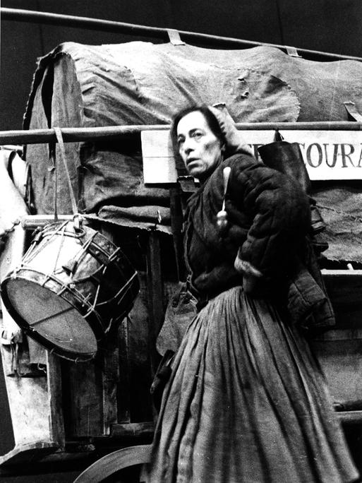 Die Schauspielerin Helene Weigel als "Mutter Courage" im Theaterstück "Mutter Courage und ihre Kinder" von Bertolt Brecht