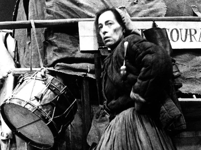Die Schauspielerin Helene Weigel als "Mutter Courage" im Theaterstück "Mutter Courage und ihre Kinder" von Bertolt Brecht