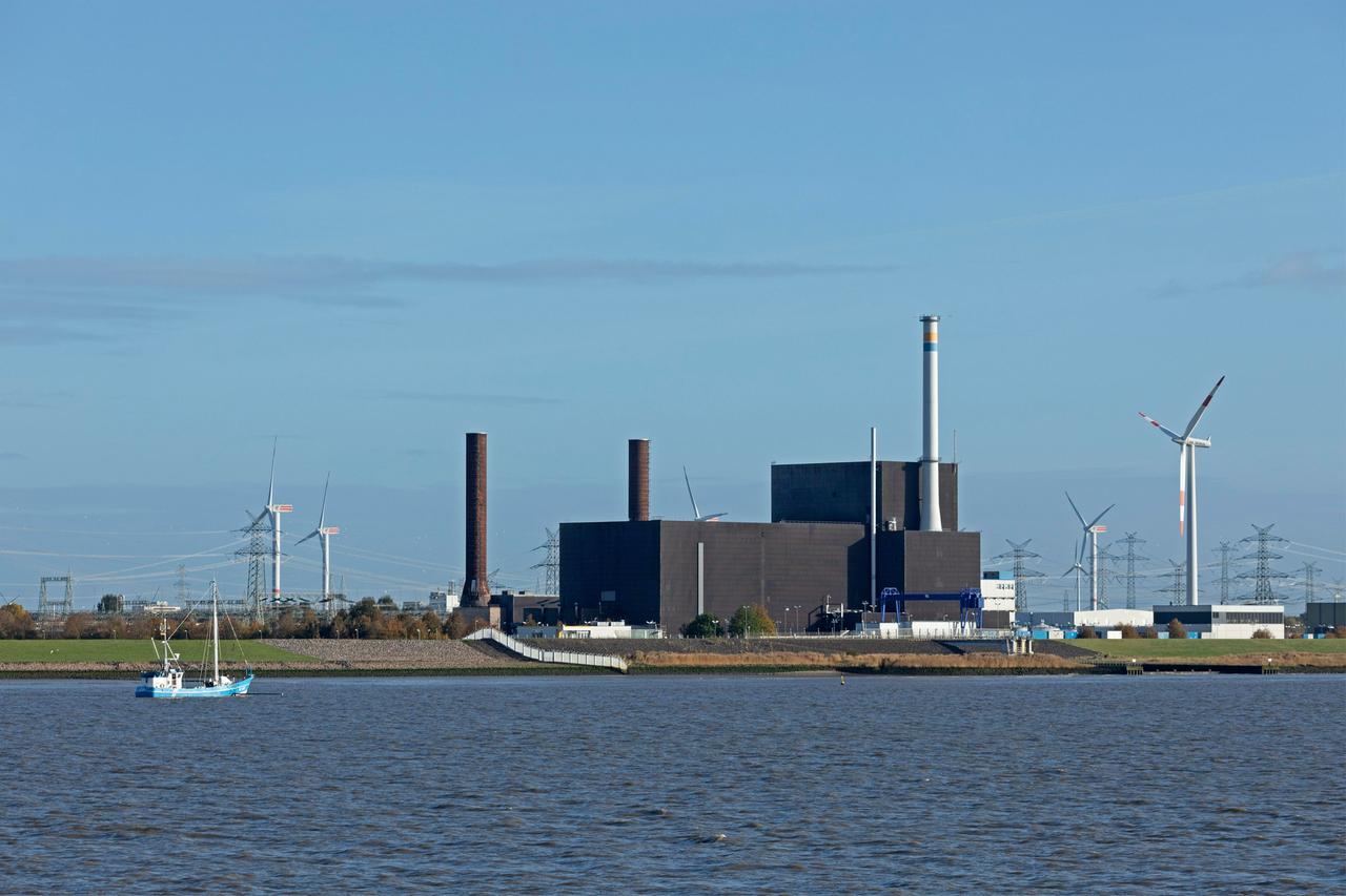 Außenansicht des stillgelegten Kernkraftwerk-Anlage Brunsbüttel in Schleswig-Holstein, das sich an einem Fluss befindet. 