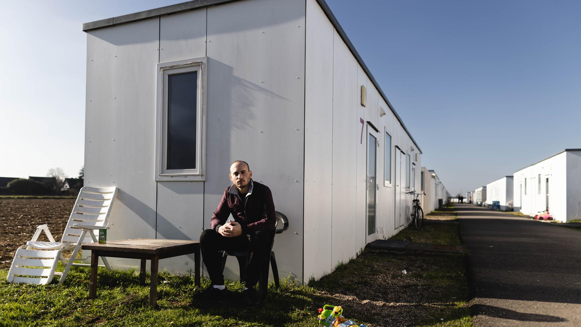 Ein syrischer Flüchtling vor einem Container einer Flüchtlingsunterkunft  in NRW. 