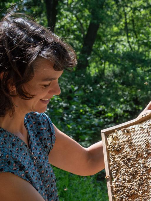 Kirsten Traynor bei der Arbeit mit Bienen