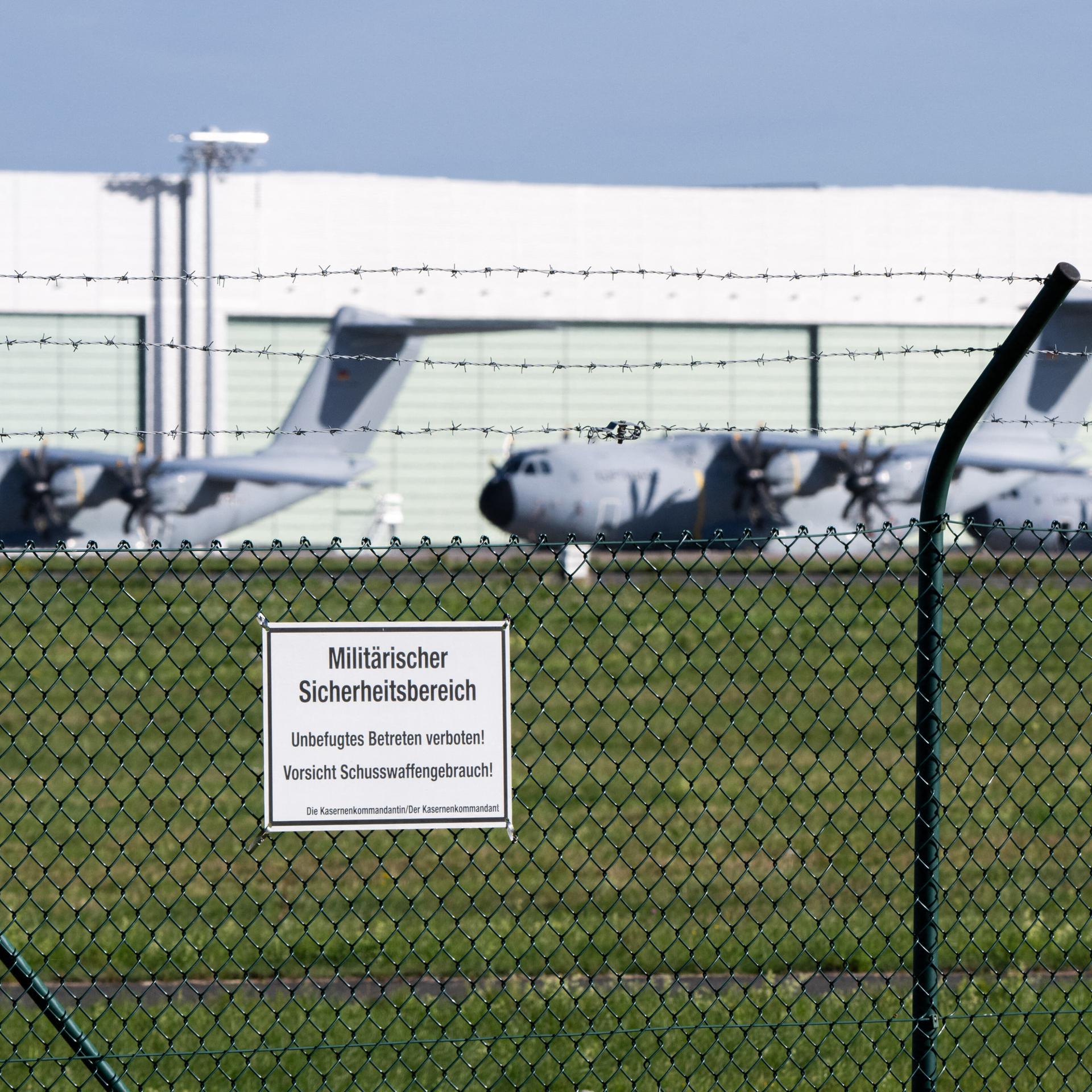 Mehrere Transportflugzeuge Airbus A400M der Luftwaffe der Bundeswehr stehen auf dem Fliegerhorst Wunstorf. 