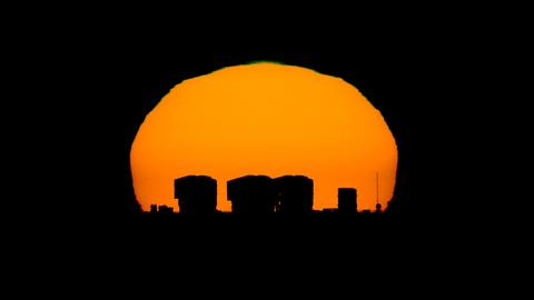 Die Sonne versinkt hinter dem Very Large Telescope in der chilenischen Atacama-Wüste.