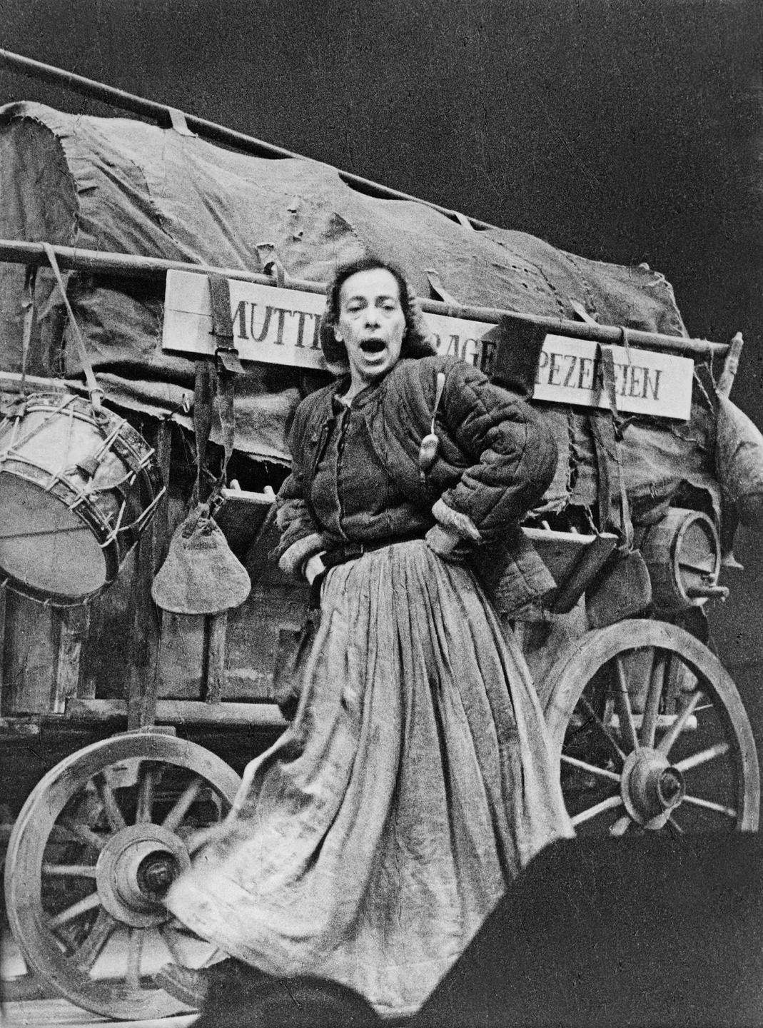 Helene Weigel in Ihrer Rolle als 'Mutter Courage' vor einem Planwagen auf der Bühne des Berliner Ensemble um 1956.