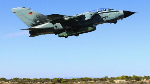 Ein Kampfflieger startet, an dem ein Taurus KEPD 350Marschflugkörper befestigt ist.