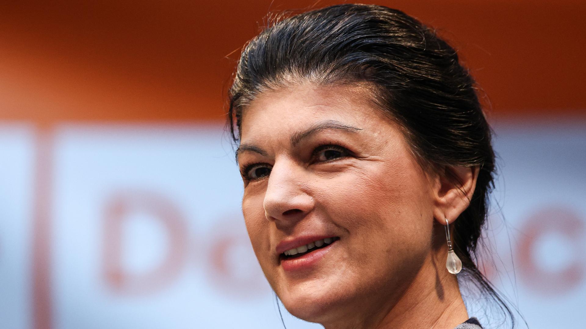 Sahra Wagenknecht, Kanzlerkandidatin und Bundesvorsitzende des Bündnis Sahra Wagenknecht (BSW), ist zu Gast bei einer Live-Radioshow des Deutschlandfunk Kultur.