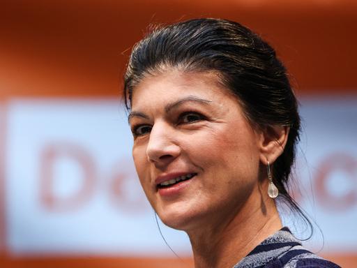 Sahra Wagenknecht, Kanzlerkandidatin und Bundesvorsitzende des Bündnis Sahra Wagenknecht (BSW), ist zu Gast bei einer Live-Radioshow des Deutschlandfunk Kultur.