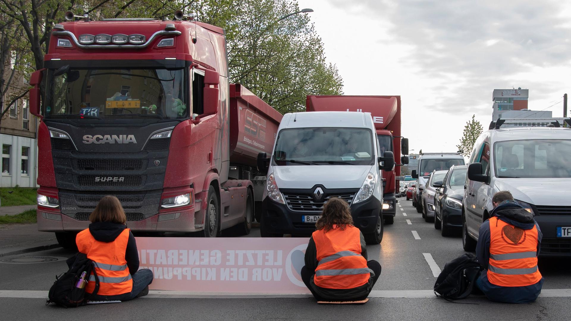 Berlin: Aktivisten der Gruppierung Letzte Generation blockieren eine Kreuzung an der Landsberger Allee.