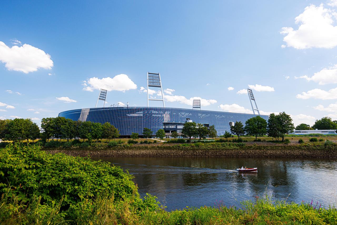 Das Stadion von Werder Bremen liegt direkt an der Weser.