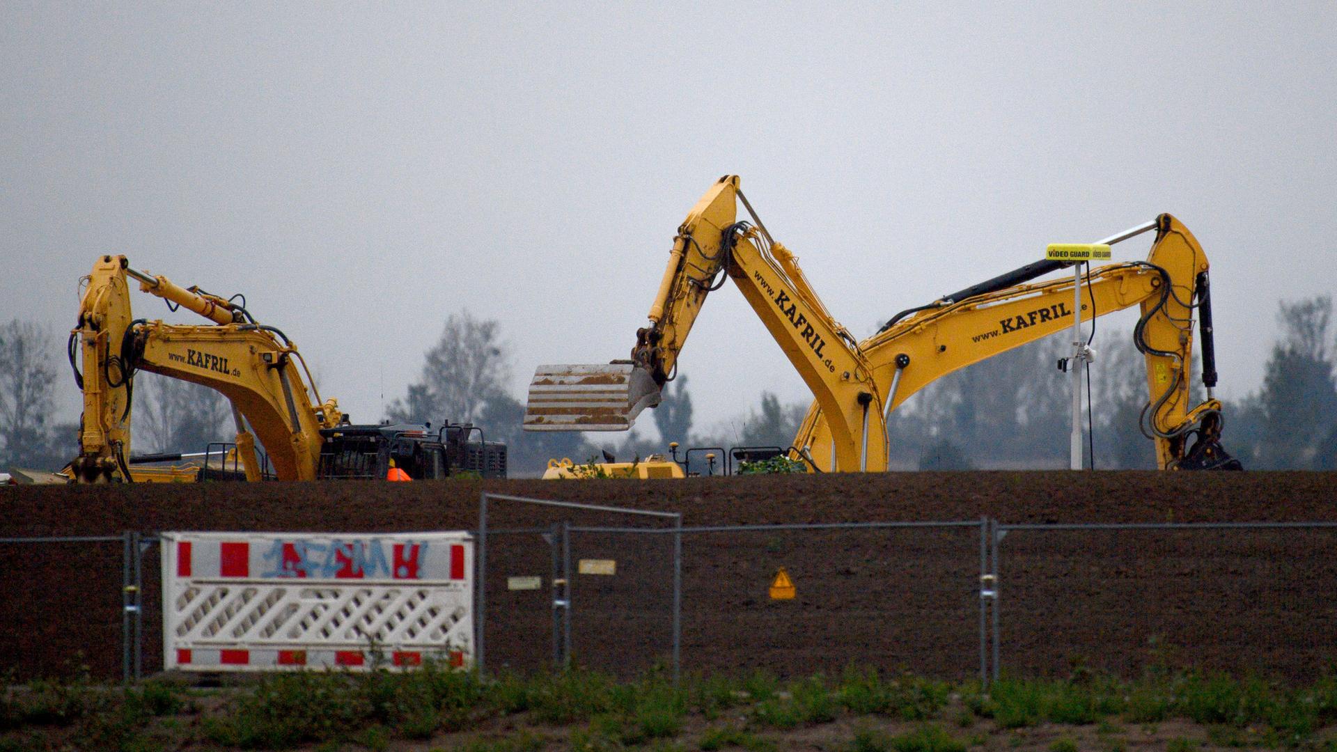 Auf dem Gelände von der geplanten Chip-Fabrik stehen Bagger. 