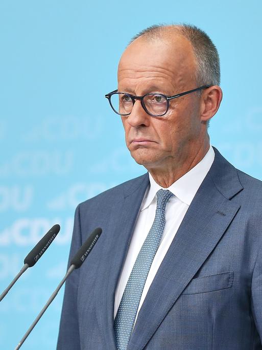 Bundeskanzler Friedrich Merz am Rednerpult im Konrad-Adenauer-Haus mit geschlossenem Mund und ernstem Gesichtsausdruck Bundeskanzler Friedrich Merz am Rednerpult im Konrad-Adenauer-Haus mit geschlossenem Mund und ernstem Gesichtsausdruck
