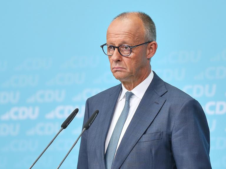 Bundeskanzler Friedrich Merz am Rednerpult im Konrad-Adenauer-Haus mit geschlossenem Mund und ernstem Gesichtsausdruck Bundeskanzler Friedrich Merz am Rednerpult im Konrad-Adenauer-Haus mit geschlossenem Mund und ernstem Gesichtsausdruck