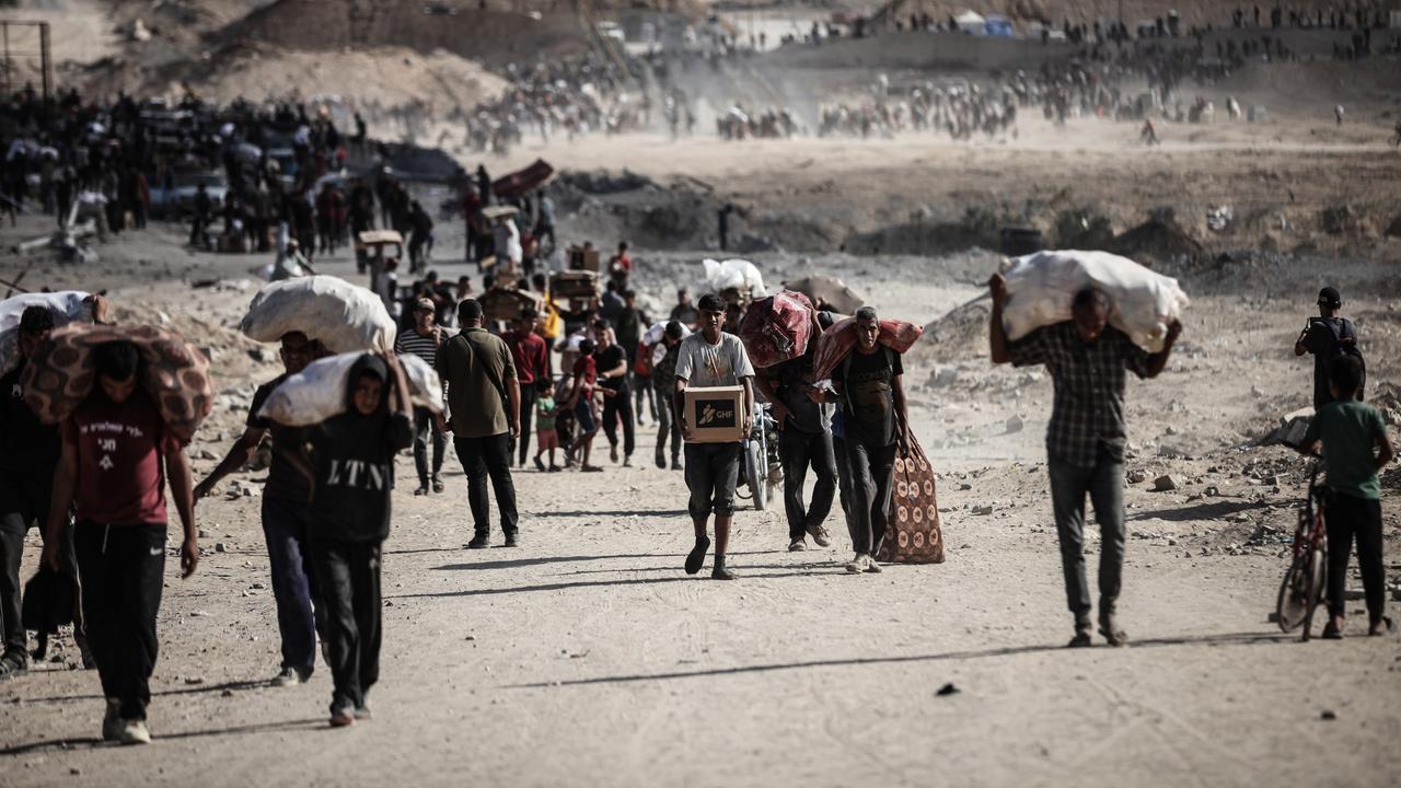 Palästinenser tragen am 5. Oktober 2025 Säcke und Kisten mit Nahrungsmittelhilfe durch den Gazastreifen in Netzarim, wo sich trotz der Gefahren Menschenmengen an einem Verteilungspunkt versammelten. Palästinenser tragen am 5. Oktober 2025 Säcke und Kisten mit Nahrungsmittelhilfe durch den Gazastreifen in Netzarim, wo sich trotz der Gefahren Menschenmengen an einem Verteilungspunkt versammelten.