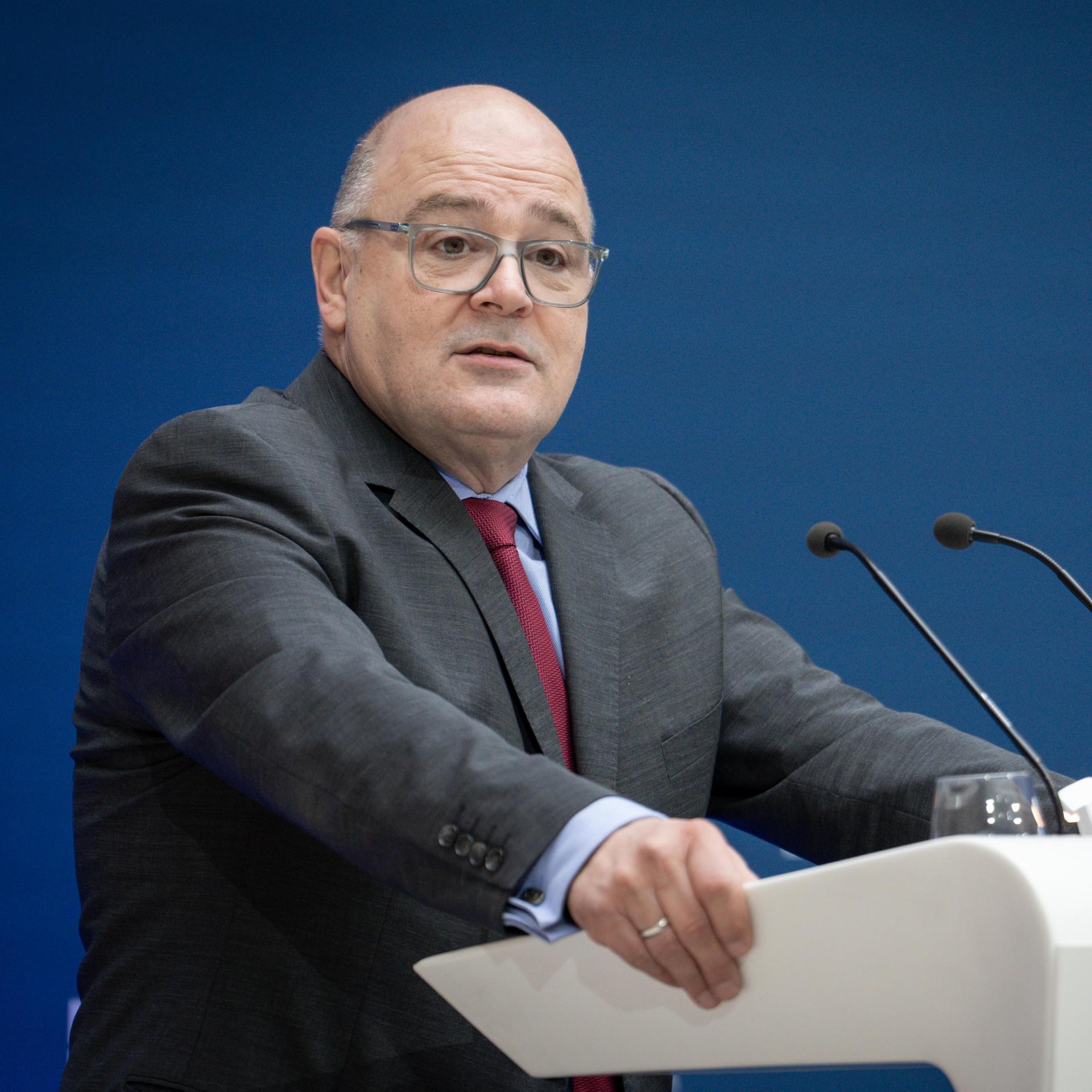 Steffen Kampeter, Geschäftsführer der Bundesvereinigung der Deutschen Arbeitgeberverbände (BDA), steht an einem weißen Rednerpult. 