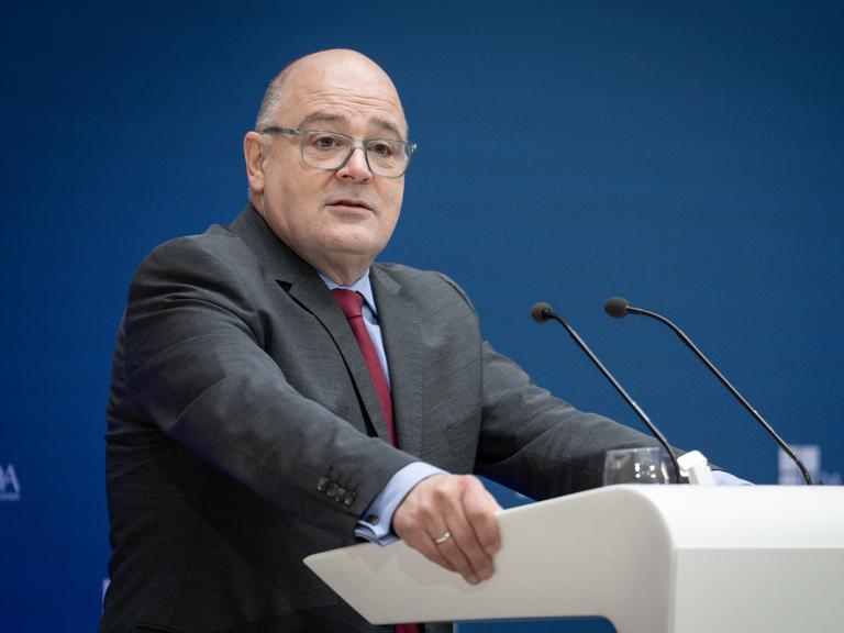 Steffen Kampeter, Geschäftsführer der Bundesvereinigung der Deutschen Arbeitgeberverbände (BDA), steht an einem weißen Rednerpult. 