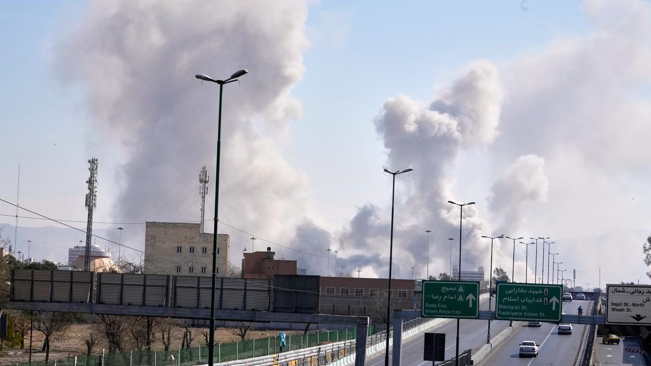 Zu sehen ist die iranische Hauptstadt Teheran. Im Hintergrund steigen Rauchschwaden auf,