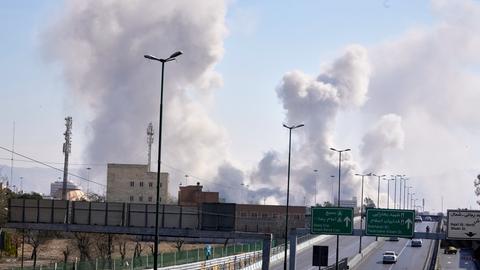 Teheran: Rauchschwaden steigen auf, als während des amerikanisch-israelischen Militäreinsatzes Angriffe auf die Stadt erfolgen. 
