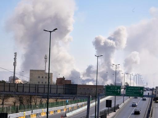 Teheran: Rauchschwaden steigen auf, als während des amerikanisch-israelischen Militäreinsatzes Angriffe auf die Stadt erfolgen. Teheran: Rauchschwaden steigen auf, als während des amerikanisch-israelischen Militäreinsatzes Angriffe auf die Stadt erfolgen.