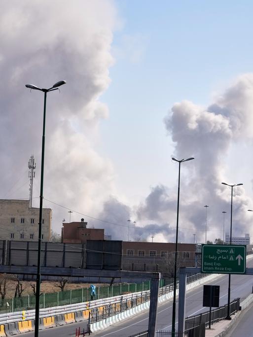 Teheran: Rauchschwaden steigen auf, als während des amerikanisch-israelischen Militäreinsatzes Angriffe auf die Stadt erfolgen. Teheran: Rauchschwaden steigen auf, als während des amerikanisch-israelischen Militäreinsatzes Angriffe auf die Stadt erfolgen.