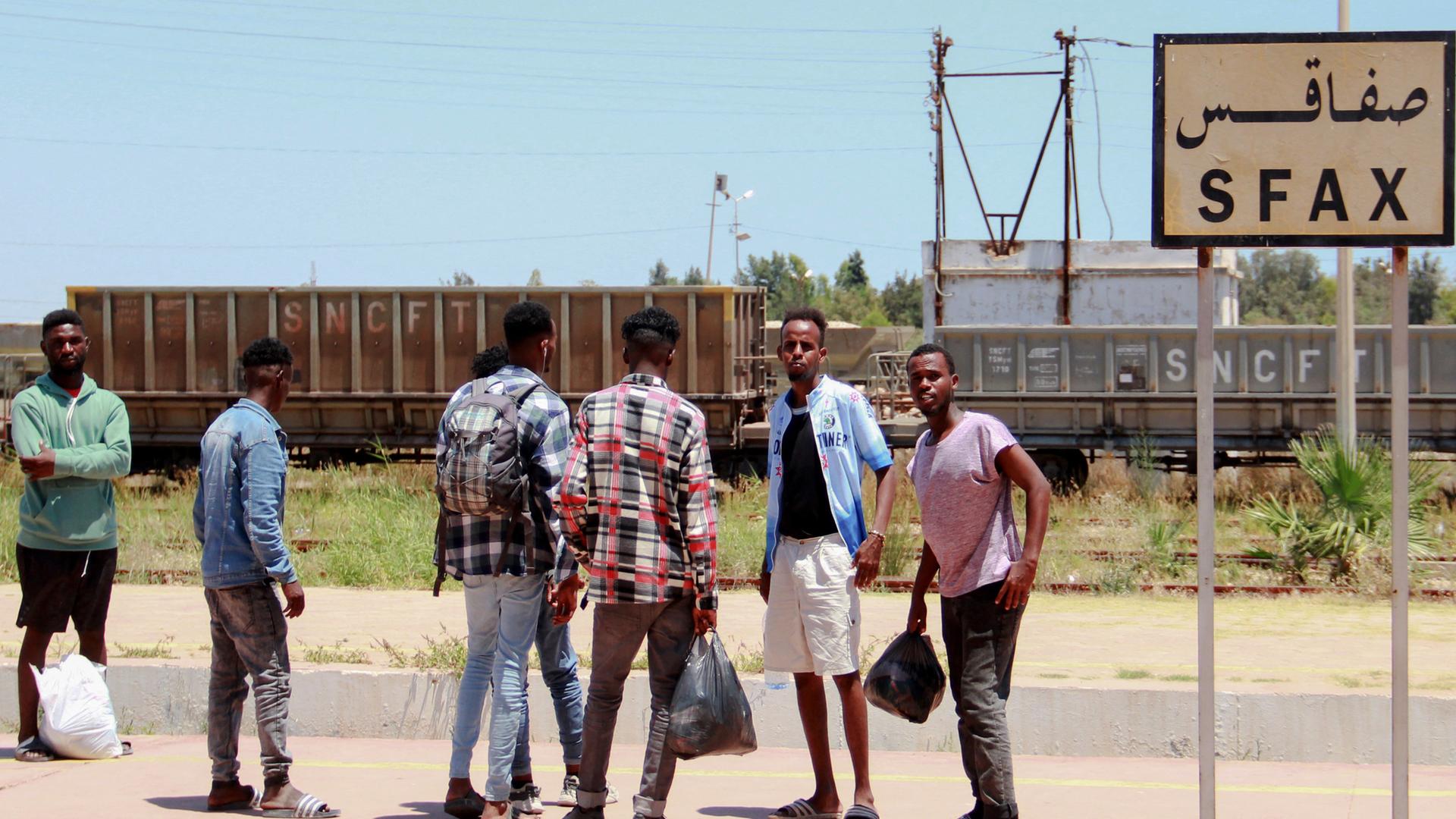 Afrikanische Migranten in der tunesischen Hafenstadt Sfax.