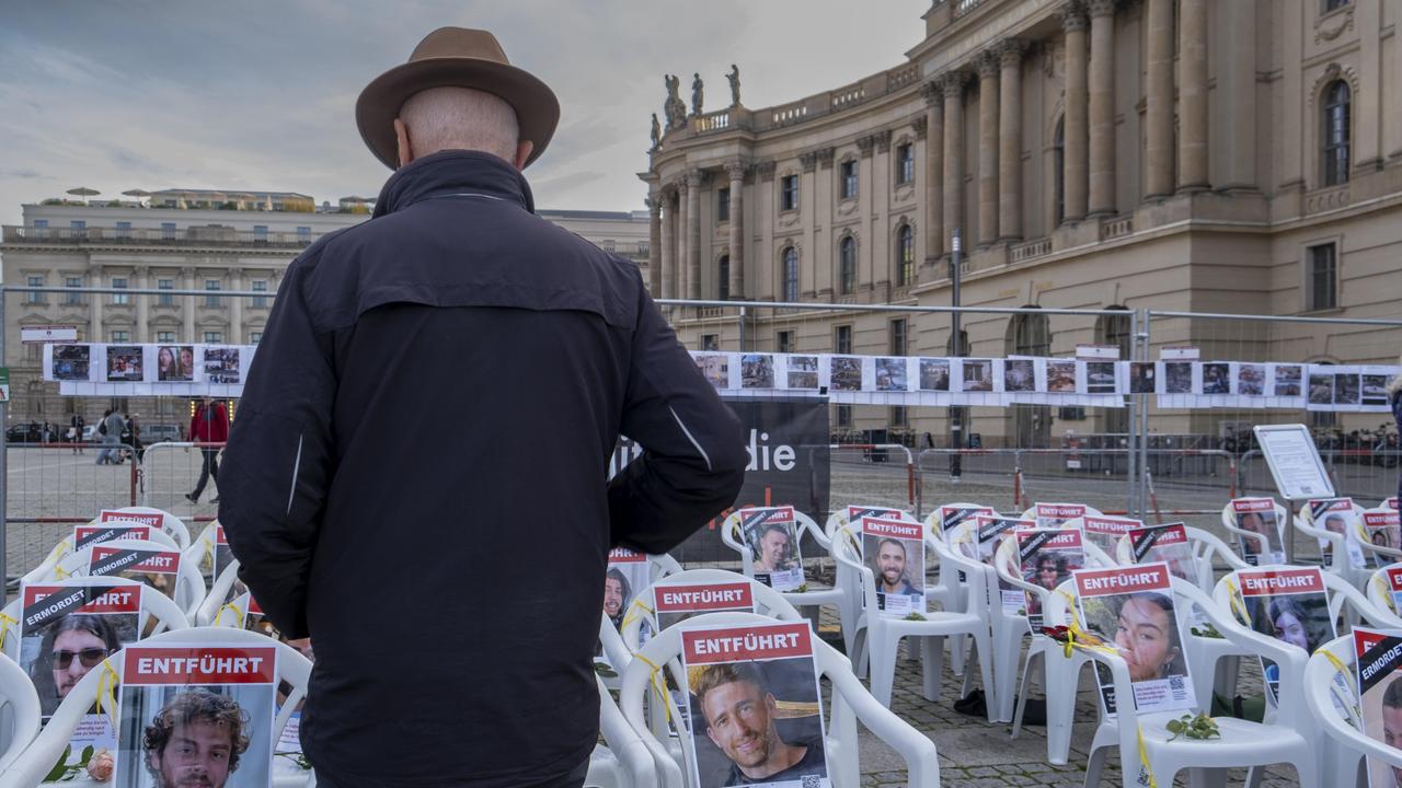 Leere weiße Stühle mit Bilder der Opfer stehen zum Gedenken an Terror der Hamas am 7. Oktober 2023, auf dem Berliner Bebelplatz (Archivbild 2024)