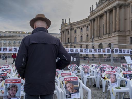 Leere weiße Stühle mit Bilder der Opfer stehen zum Gedenken an Terror der Hamas am 7. Oktober 2023, auf dem Berliner Bebelplatz (Archivbild 2024)