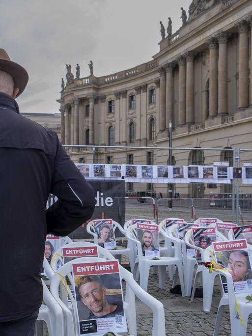 Leere weiße Stühle mit Bilder der Opfer stehen zum Gedenken an Terror der Hamas am 7. Oktober 2023, auf dem Berliner Bebelplatz (Archivbild 2024)