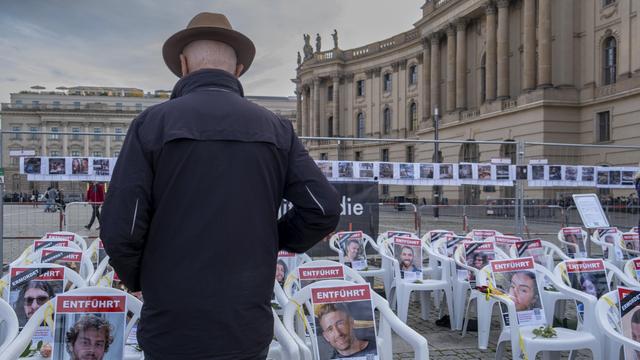 Leere weiße Stühle mit Bilder der Opfer stehen zum Gedenken an Terror der Hamas am 7. Oktober 2023, auf dem Berliner Bebelplatz (Archivbild 2024)