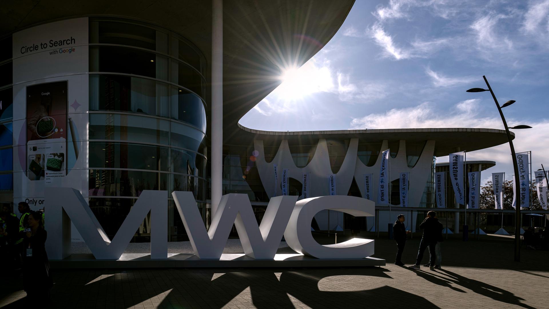 Barcelona: Ein Blick auf das Gebäude am ersten Tag des Mobile World Congress (MWC). Im Vordergrund steht groß das Logo in weißen Buchstaben. Barcelona: Ein Blick auf das Gebäude am ersten Tag des Mobile World Congress (MWC). Im Vordergrund steht groß das Logo in weißen Buchstaben.