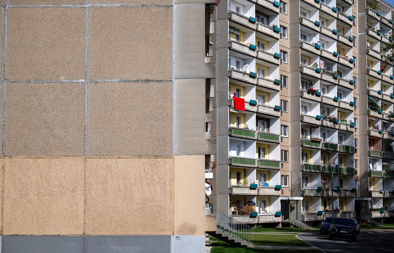 Blick auf einen nahezu im Orignal erhaltenen Plattenbau in Chemnitz mit elf Etagen