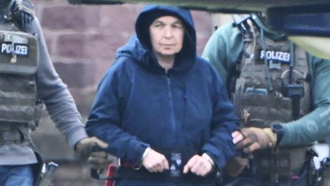 Karlsruhe: Im Innenhof eines Behördenzentrums wird die frühere RAF-Terroristin Daniela Klette zu einem Hubschrauber geführt. 