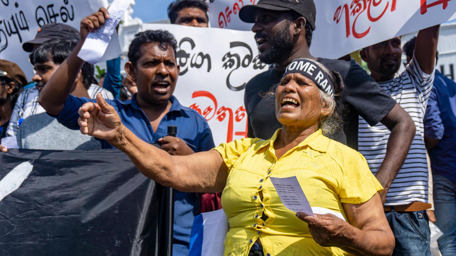 In Sri Lanka protestieren Männer und Frauen auf der Straße