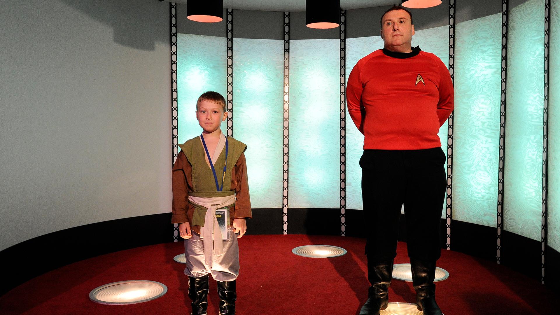 Fans in den Uniformen von Star Trek und Star Wars im sogenannten Transporterraum.