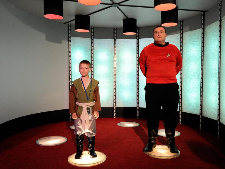 Fans in den Uniformen von Star Trek und Star Wars im sogenannten Transporterraum.