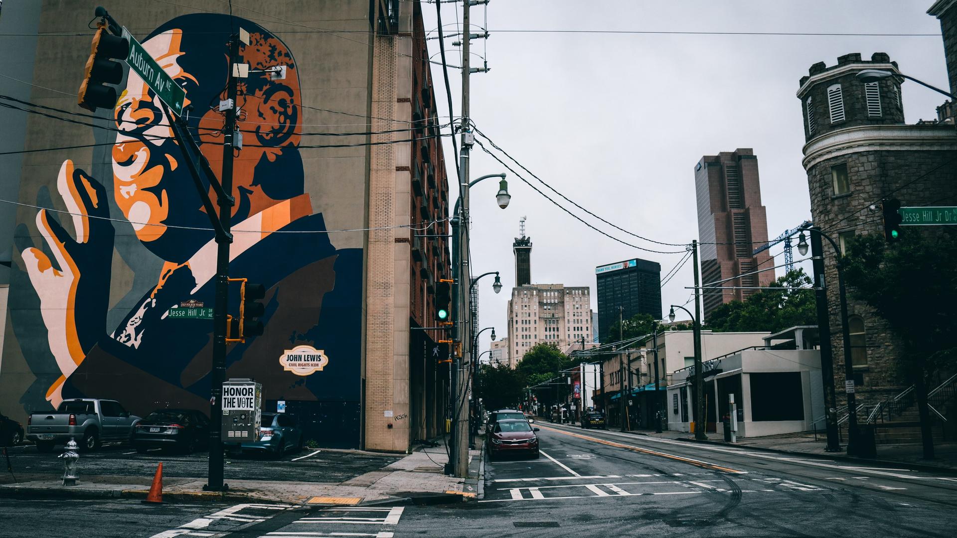 Ein Straßenzug in Atlanta, Georgia, mit einem Wandgemälde des US-Bürgerrechtlers John Lewis an einer Fassade. Ein Straßenzug in Atlanta, Georgia, mit einem Wandgemälde des US-Bürgerrechtlers John Lewis an einer Fassade.